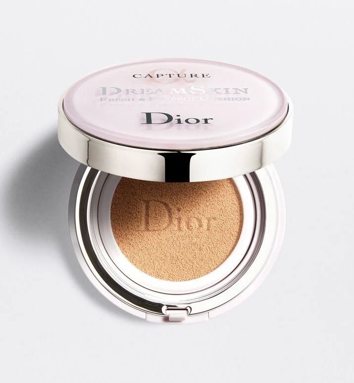 Lớp nền hoàn hảo với các bước trang điểm bằng cushion Dior.