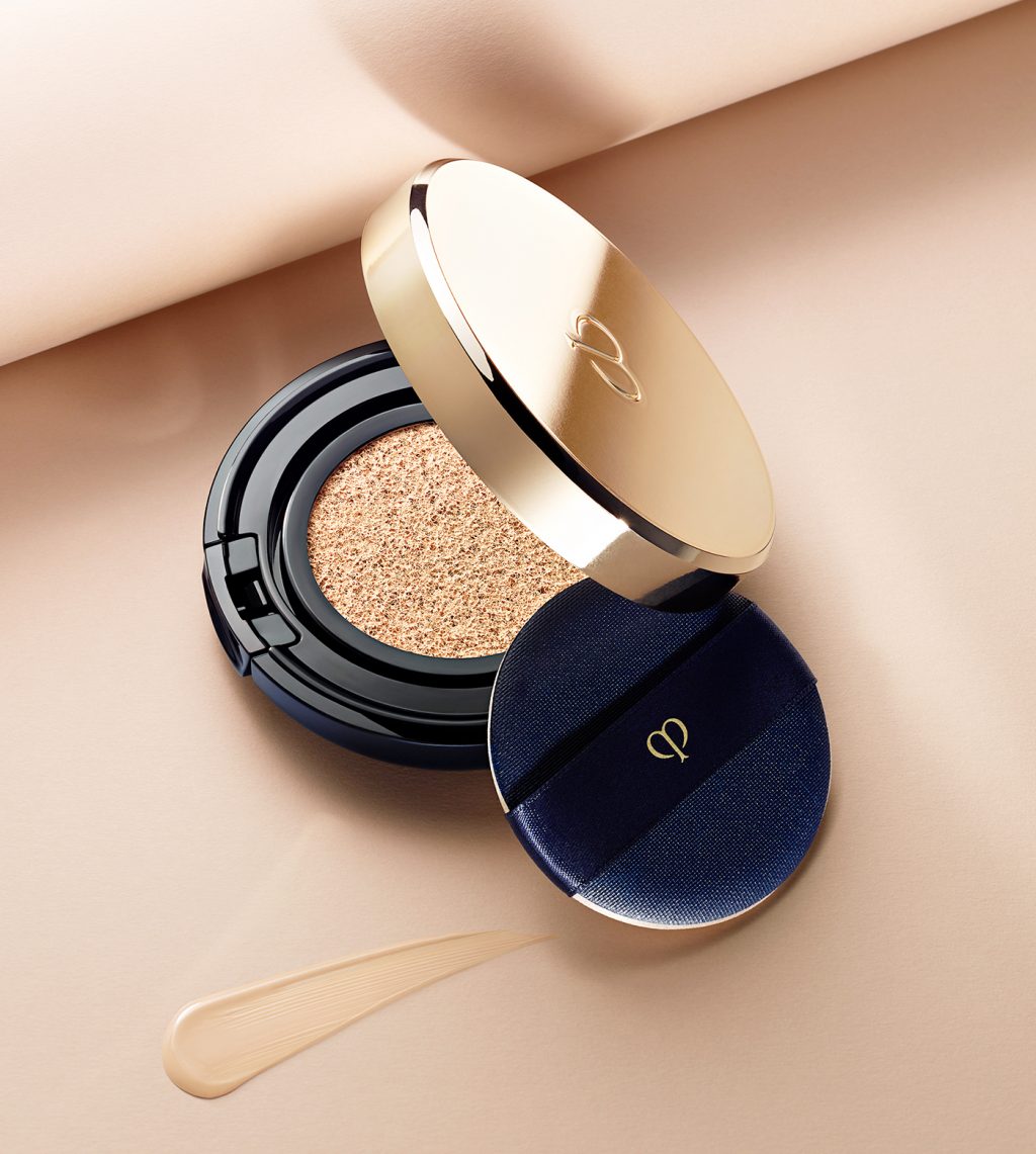 Các bước trang điểm với cushion Clé de Peau Beauté.