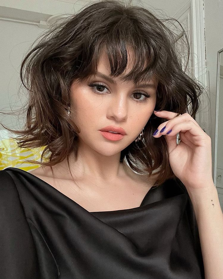 Selena Gomez cùng đôi mắt sáng nhờ cách tán mascara phù hợp