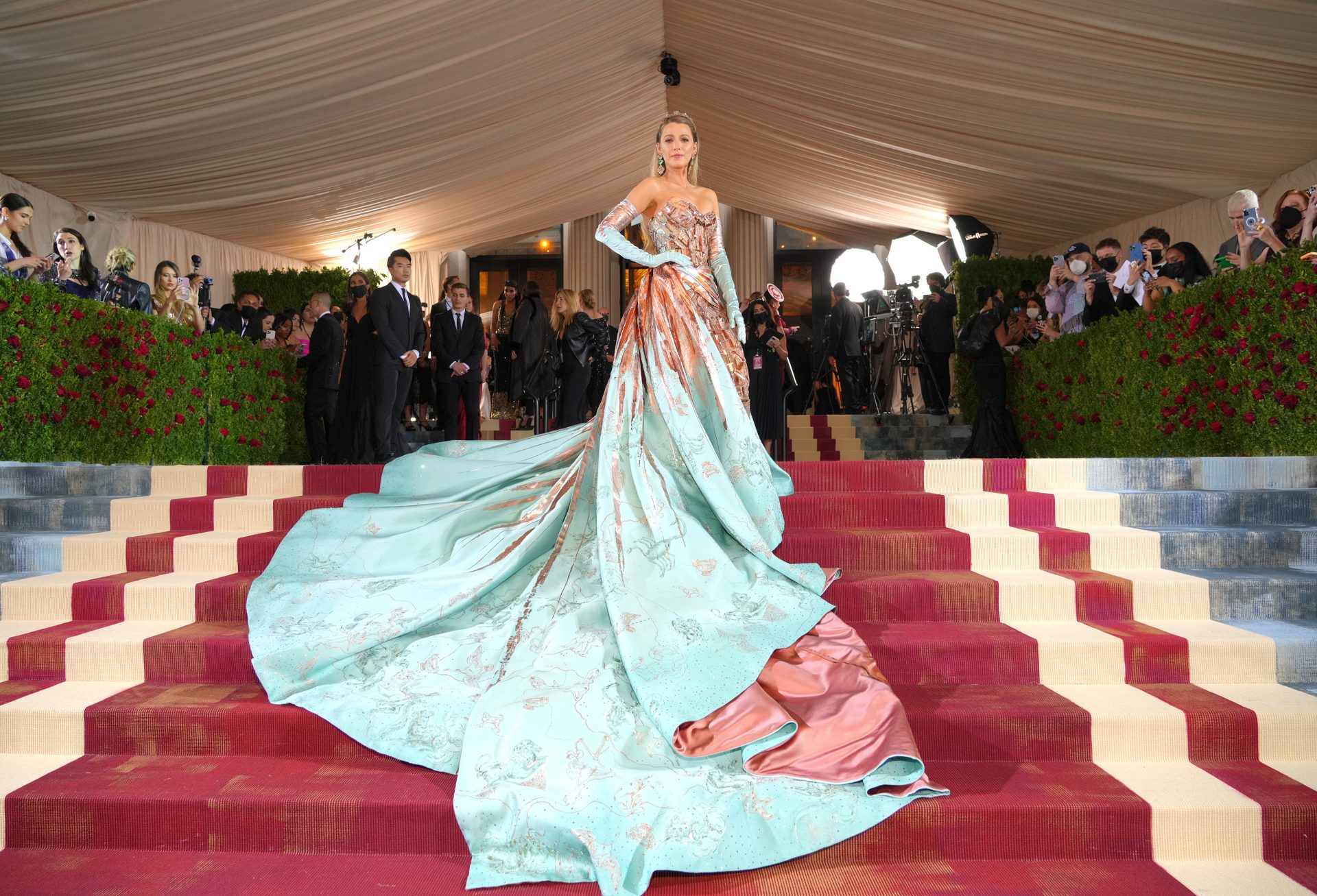 tạo hình của Blake Lively tại thảm đỏ Met Gala 2022