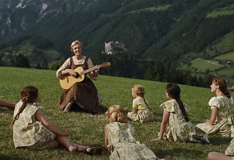 người mẹ Maria von Trapp hát trên đồi cỏ
