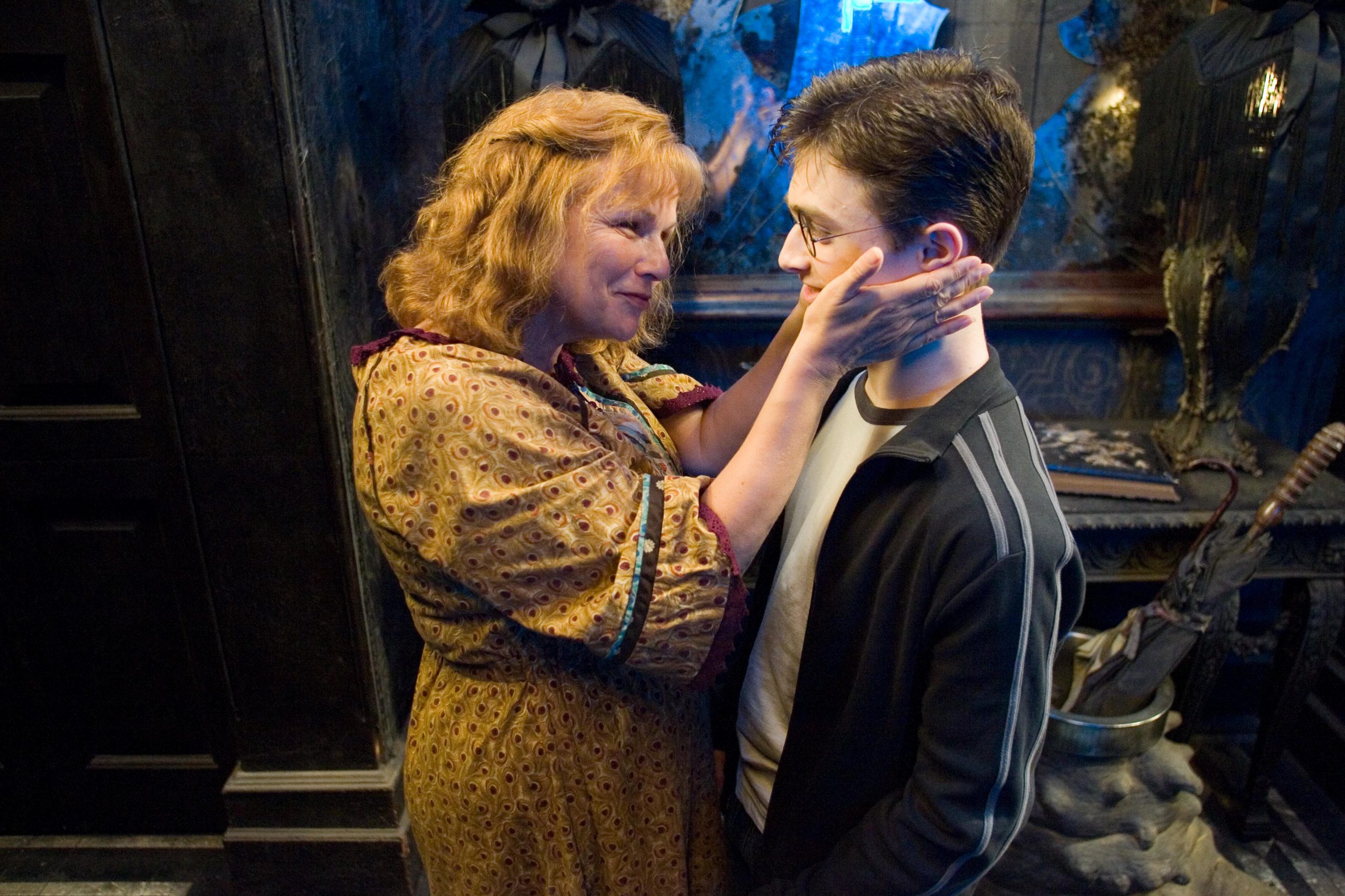 người mẹ Molly Weasley ôm mặt Harry Potter