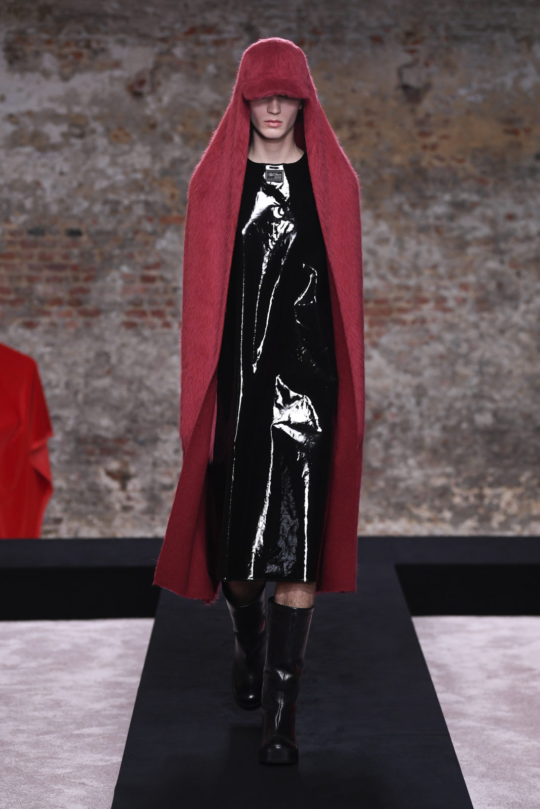 Look 2 trong BST Raf Simons Thu Đông 2022 