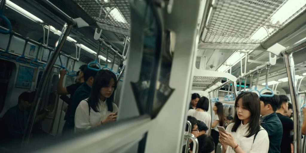 kim ji won trên tàu điện ngầm 
