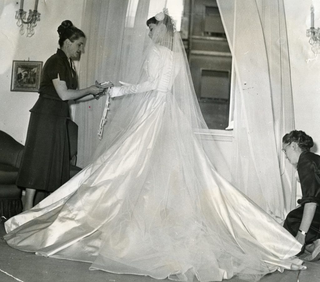 váy cưới fontana của Audrey