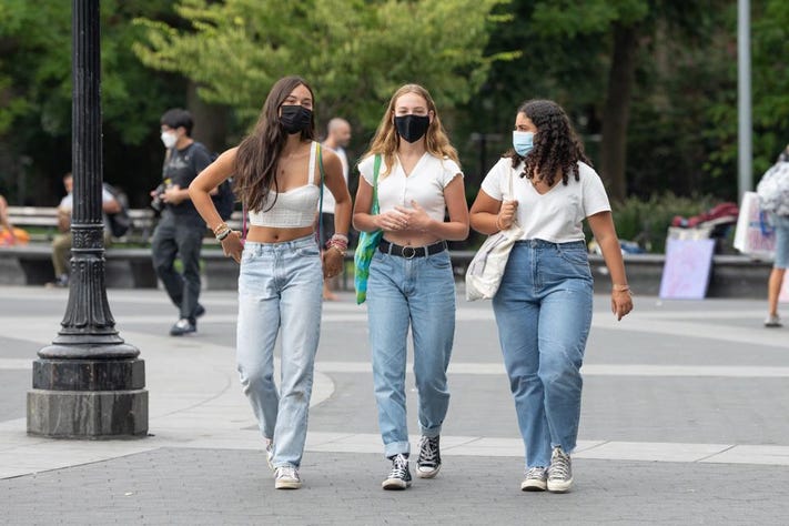 Mom jeans trong cách phối đồ của Gen Z 