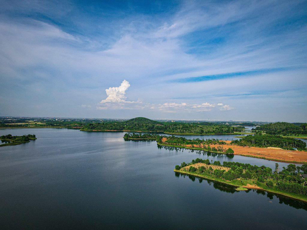 hồ đồng mô khung cảnh vào hè