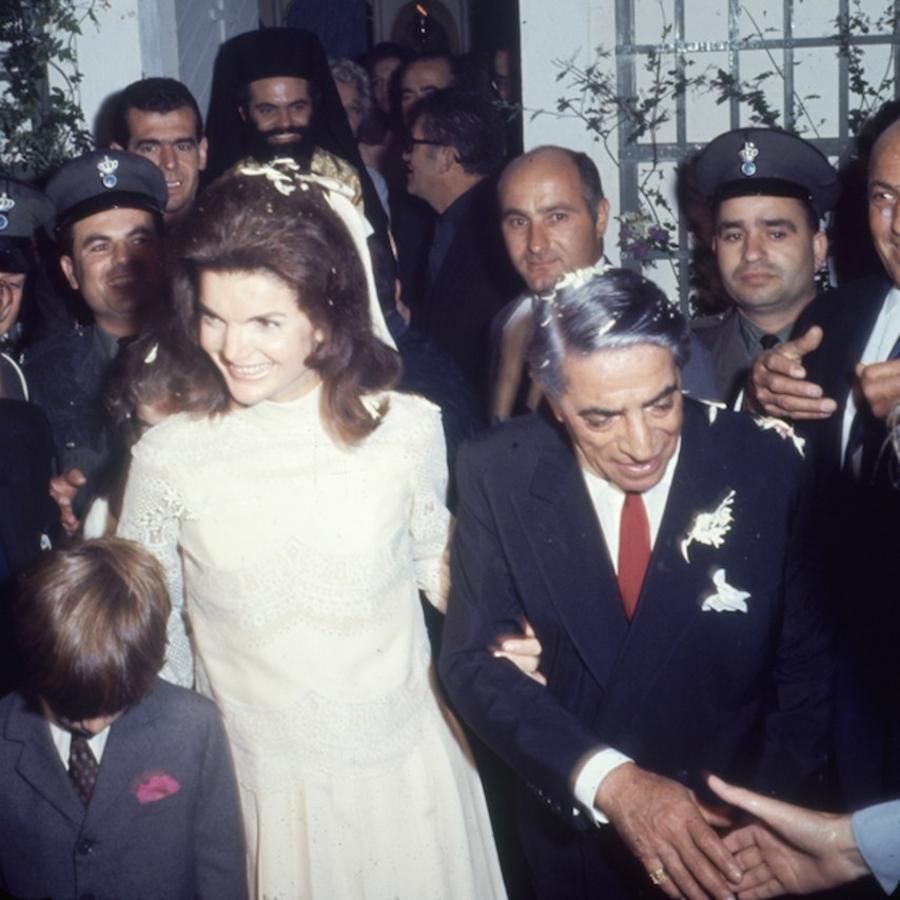 Jacqueline Kennedy Onassis trong váy cưới Valentino lần hai