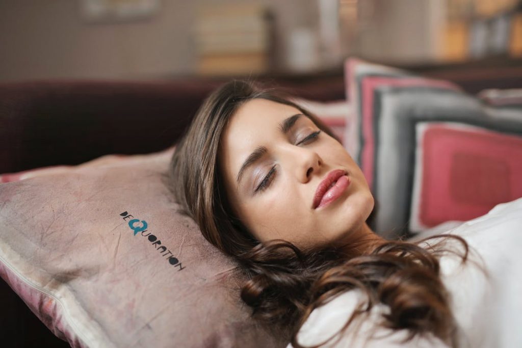 ngủ đủ giấc - một trong những cách chăm sóc da nhạy cảm cần có