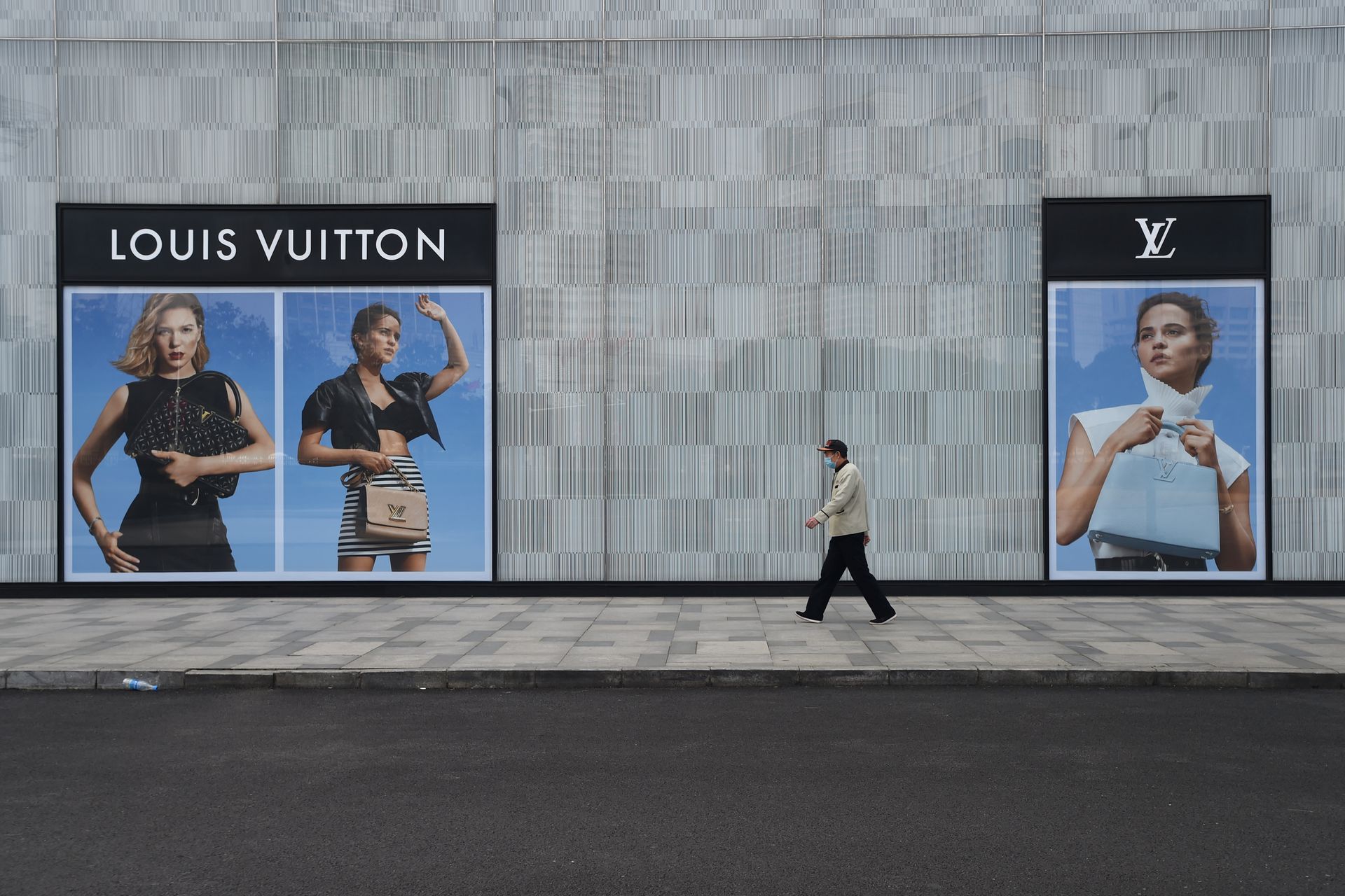 cửa hàng Louis Vuitton ở trung tâm thương mại ở Vũ Hán