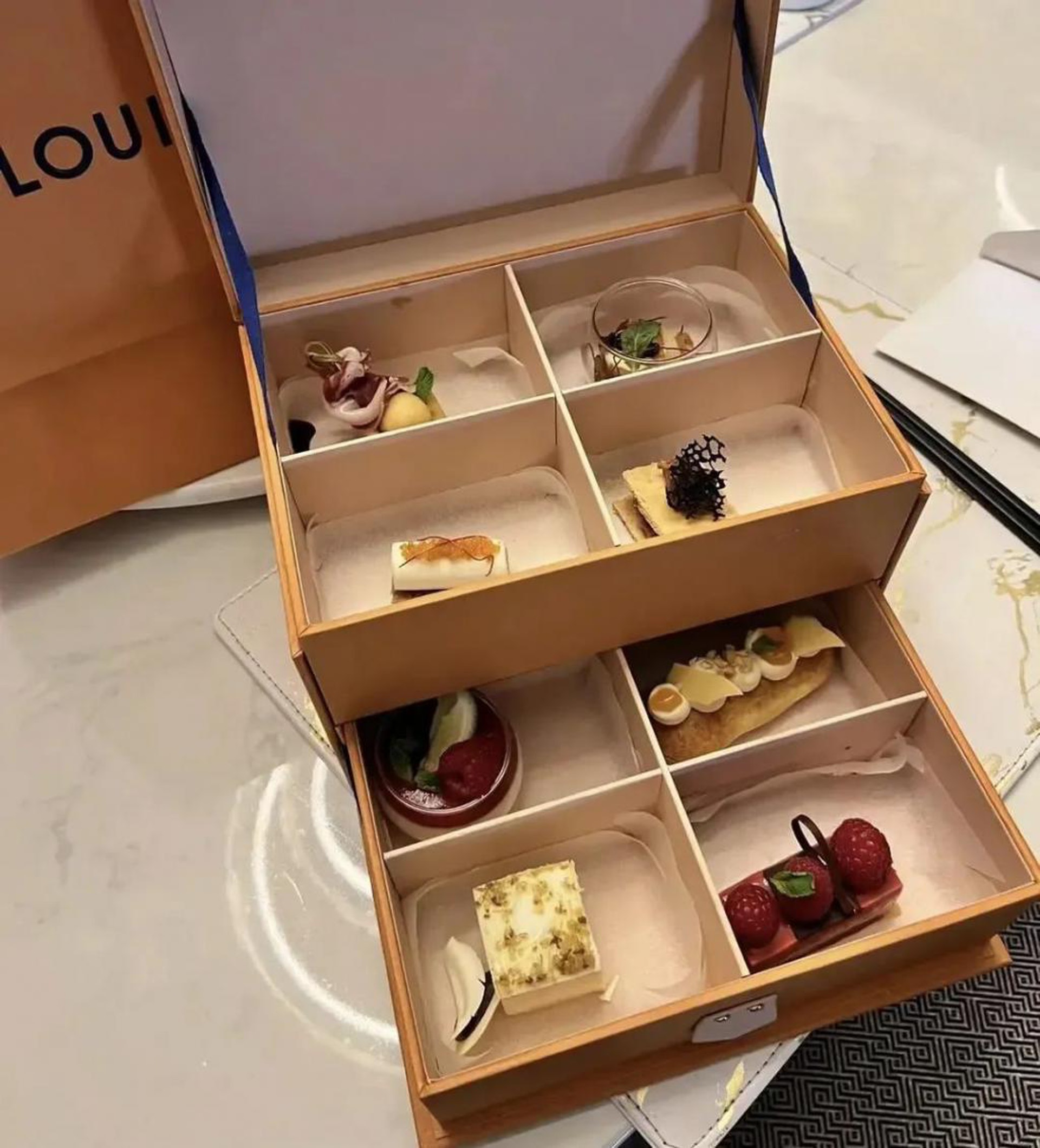 Louis Vuitton gửi đồ tráng miệng cho khách hàng Thượng Hải