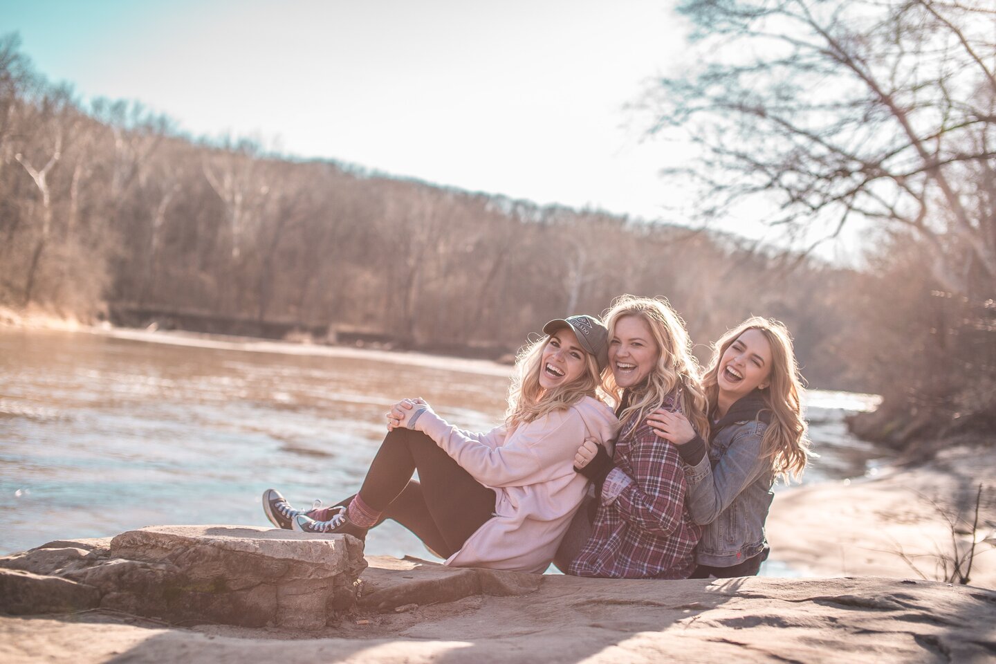 ba cô gái cười vui vẻ 