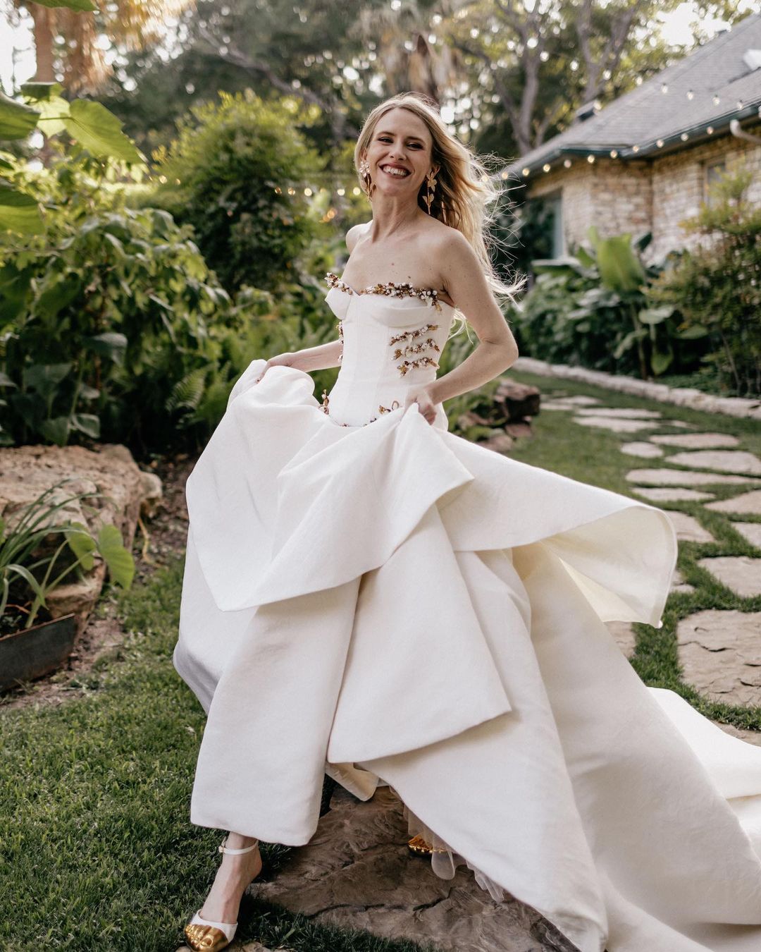 váy cưới của em gái Giám đốc Sáng tạo Daniel Roseberry của Schiaparelli