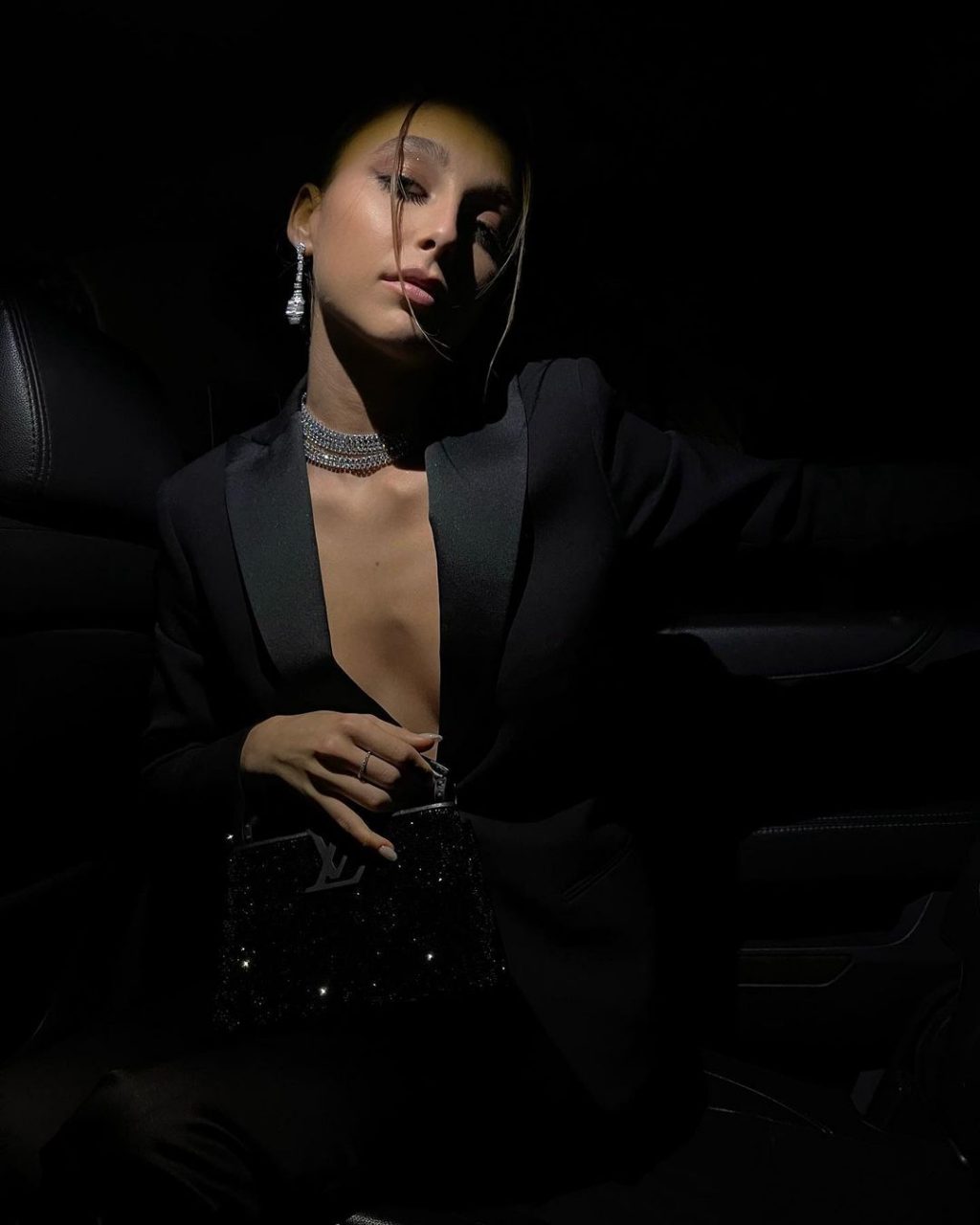 Emma Chamberlain trong trang phục Louis Vuitton và trang sức Cartier 