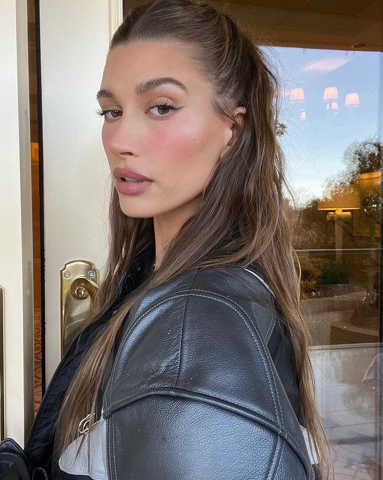 Hailey Bieber đi đầu xu hướng Sun-kissed Blush