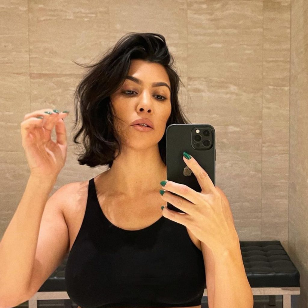 Kourtney Kardashian chia sẻ bí quyết chống nếp nhăn