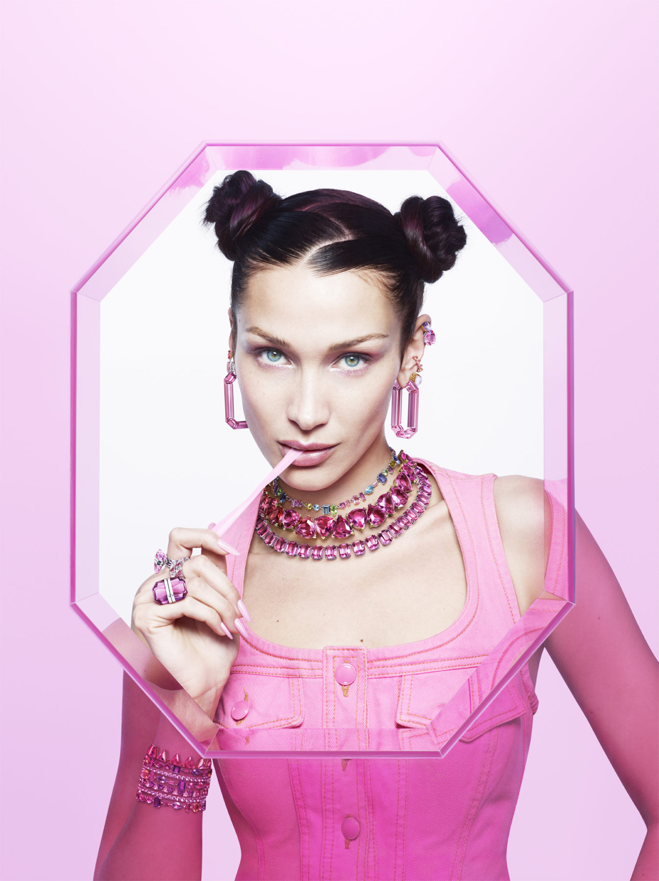 Bella Hadid đep pha lê hồng thương hiệu Swarovski