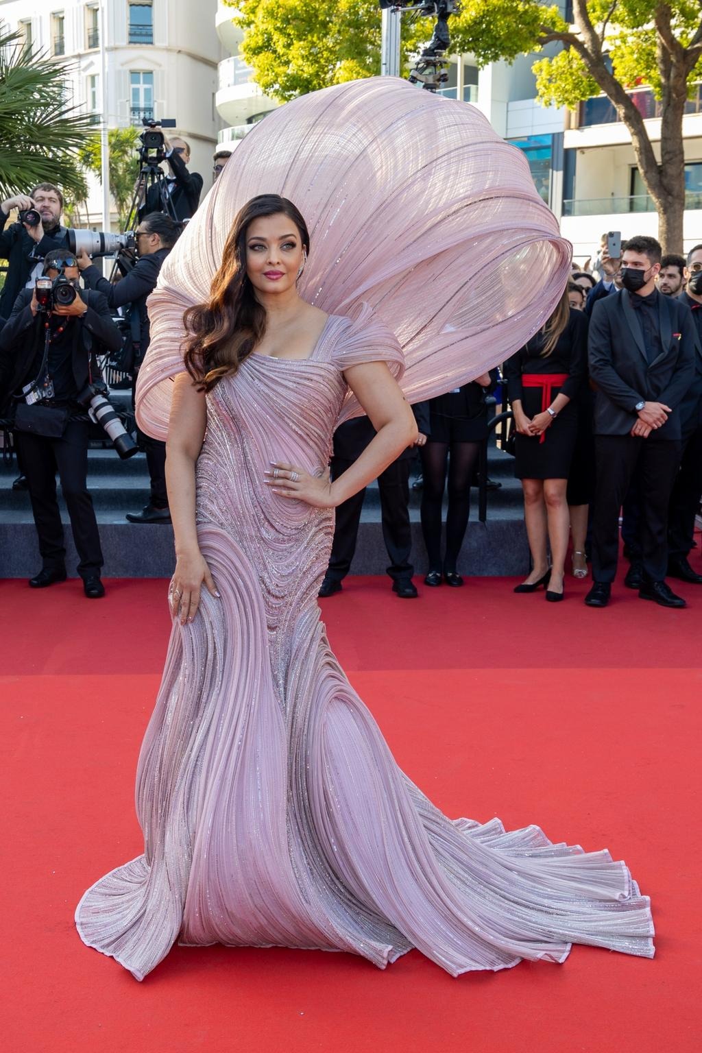 Aishwarya Rai trên thảm đỏ liên hoan phim 2022 tại Pháp