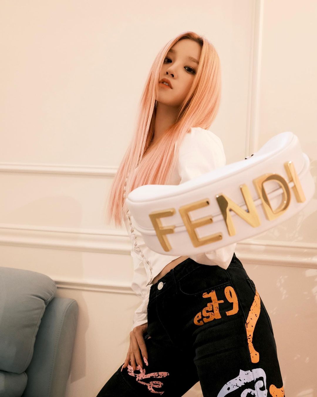 Đại sứ triển vọng Yuqi trong lần quảng bá dòng túi Fendi