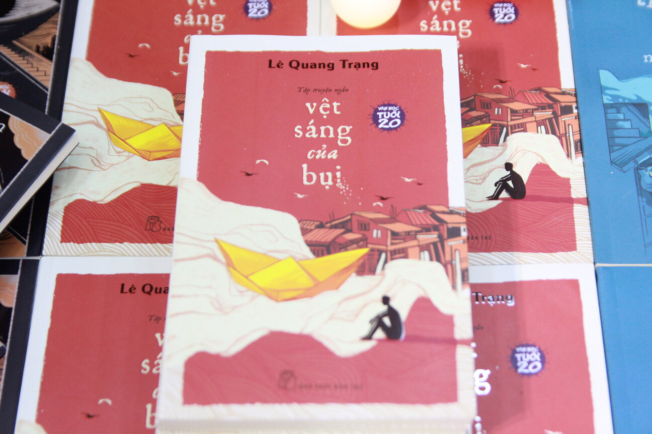 sách vệt sáng của bụi giải thưởng văn học tuổi 20 