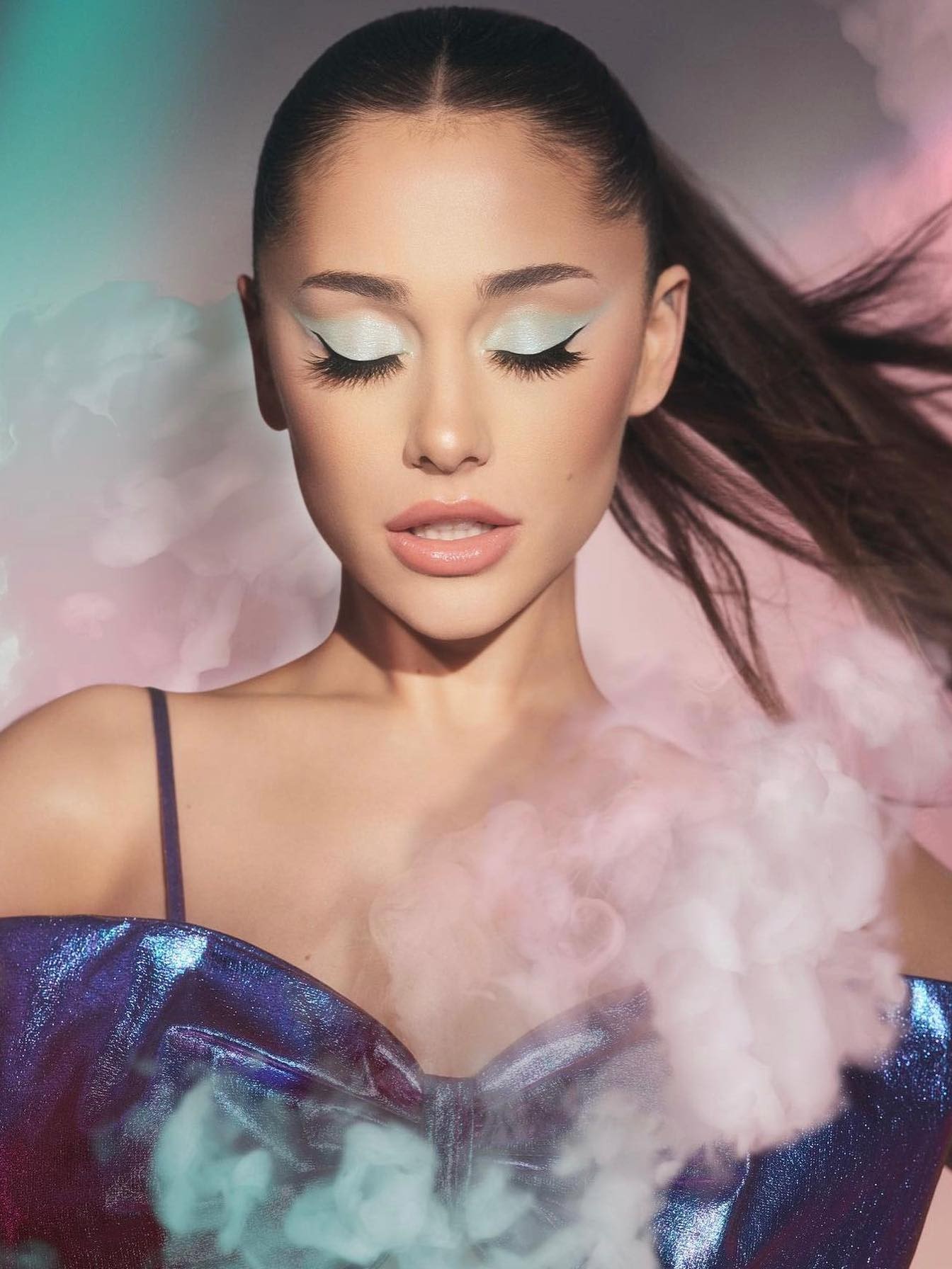 Ariana Grande dưỡng da mùa Hè bằng cách uống nước