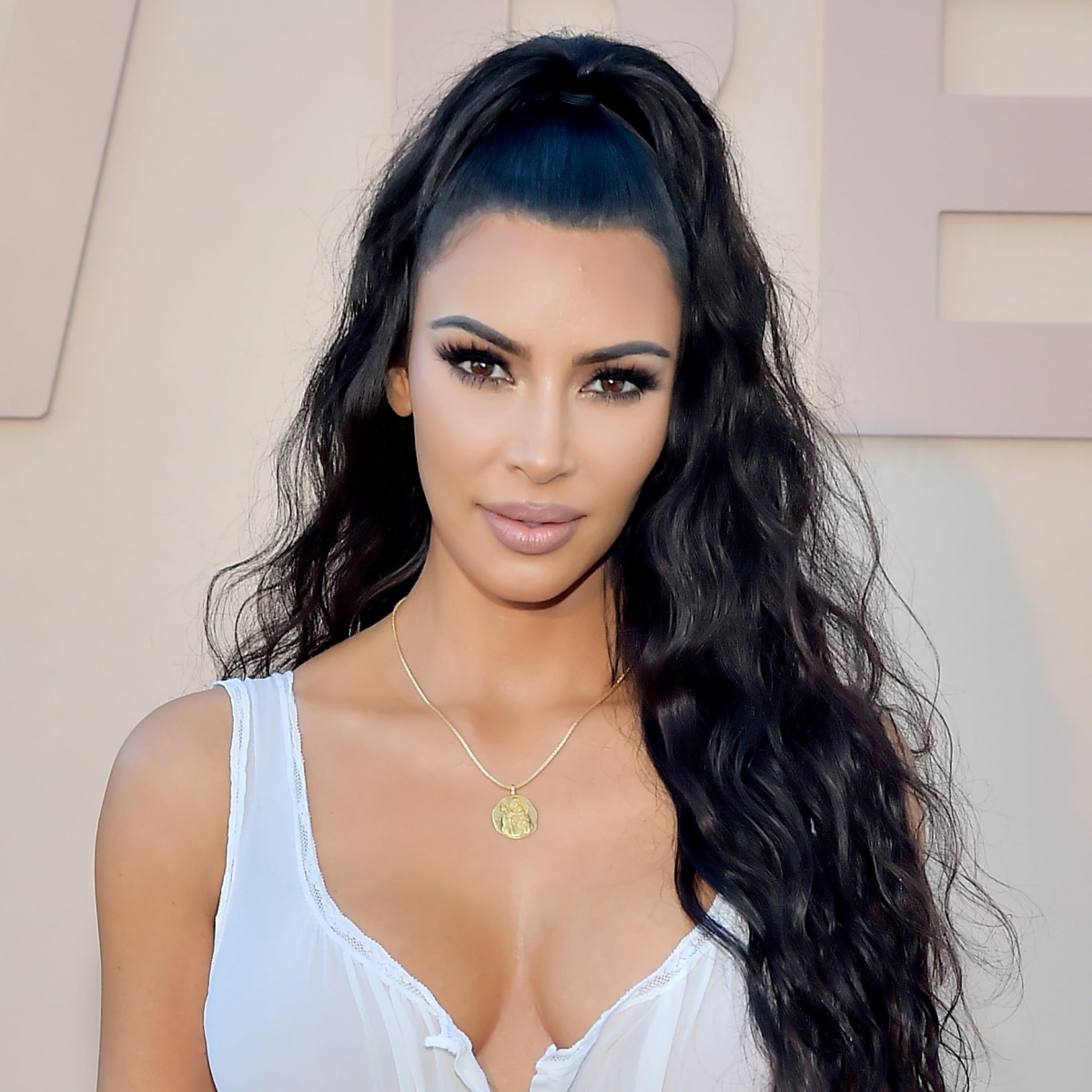 Kim Kardashian dưỡng da mùa Hè với son môi có chỉ số SPF cao