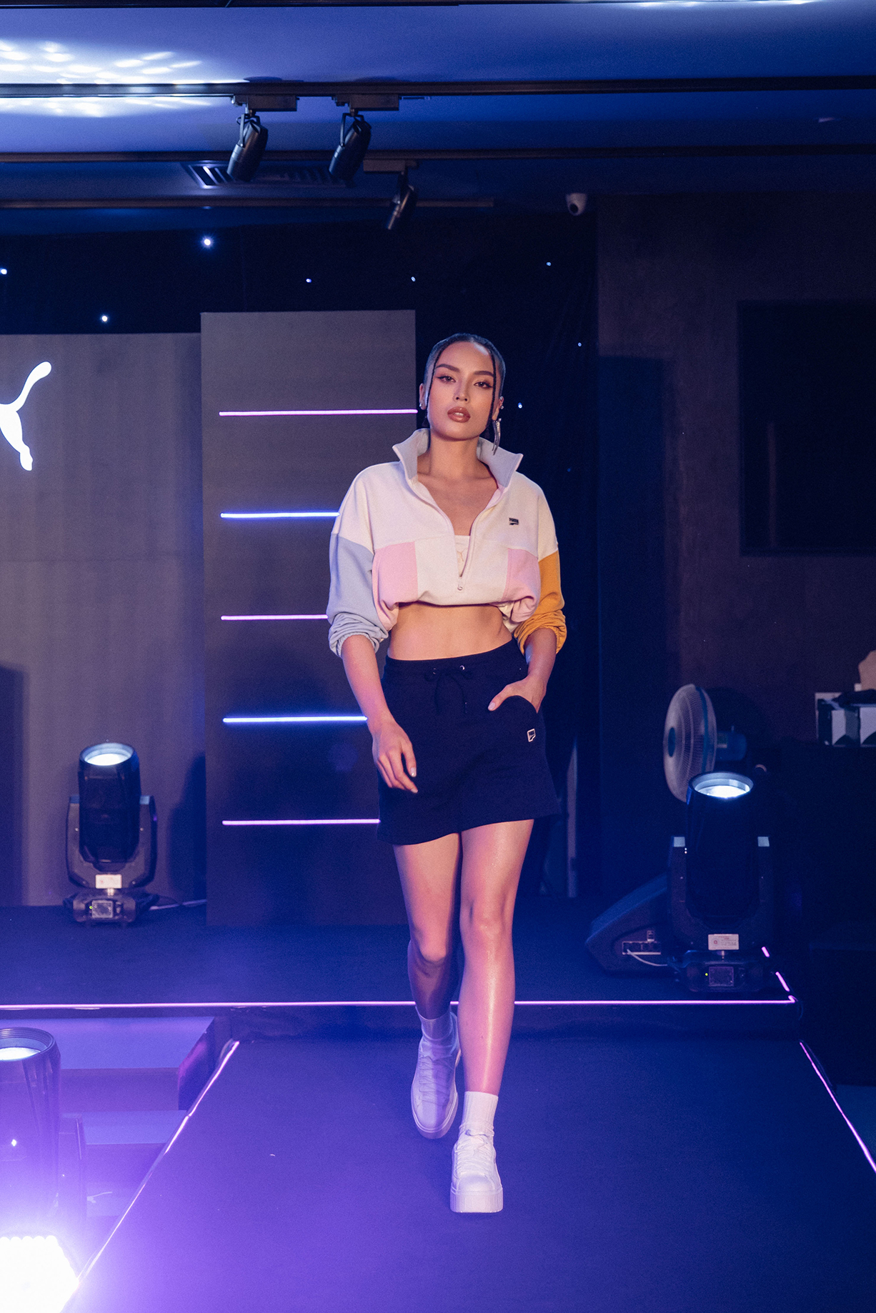 Kỳ Duyên catwalk trong cửa hàng Puma