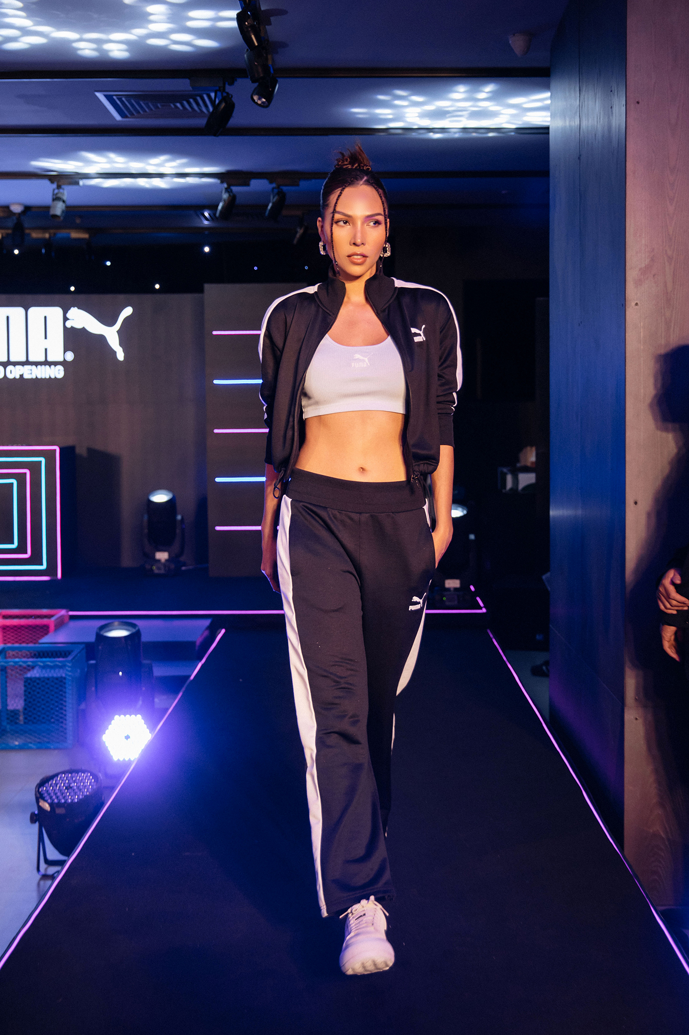 Minh Triệu catwalk trong cửa hàng Puma