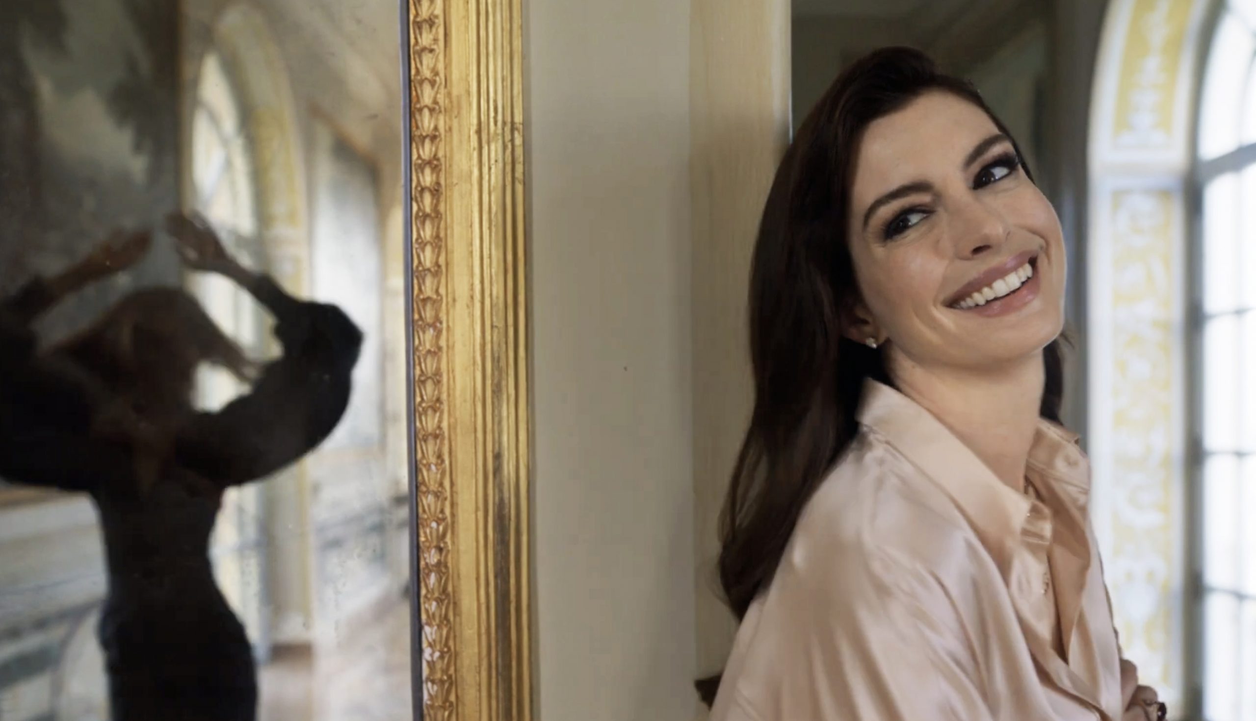 Anne Hathaway trong đoạn phim quảng cáo của BVLGARI