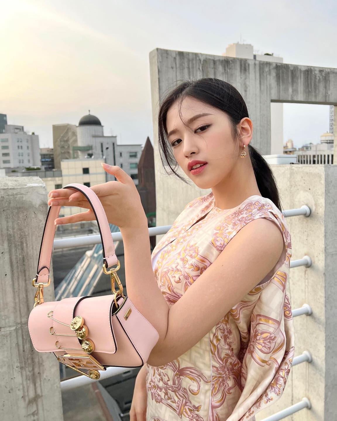 Yujin được tài trợ bởi túi hồng phớt Fendace