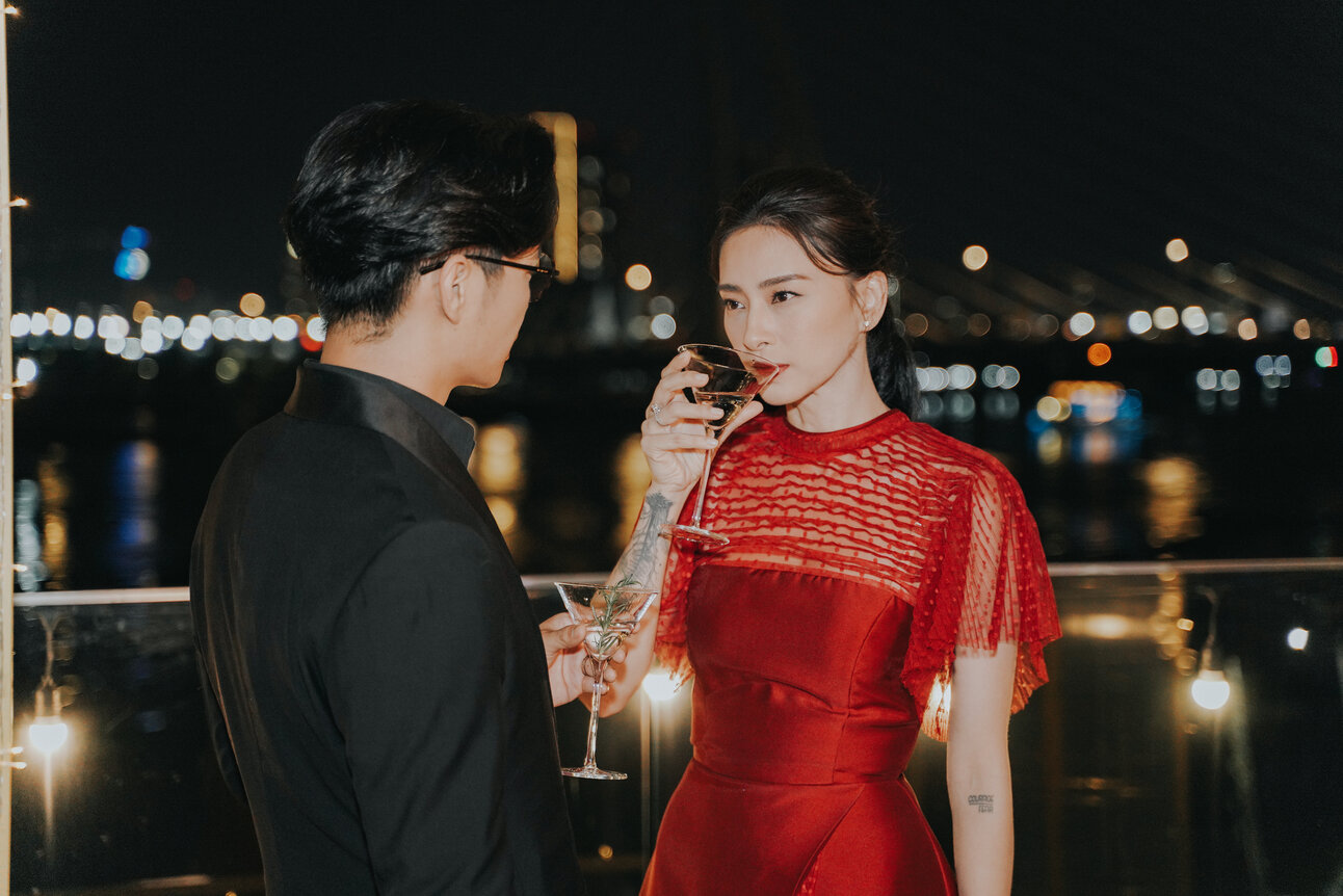 ngô thanh vân cầm ly rượu 