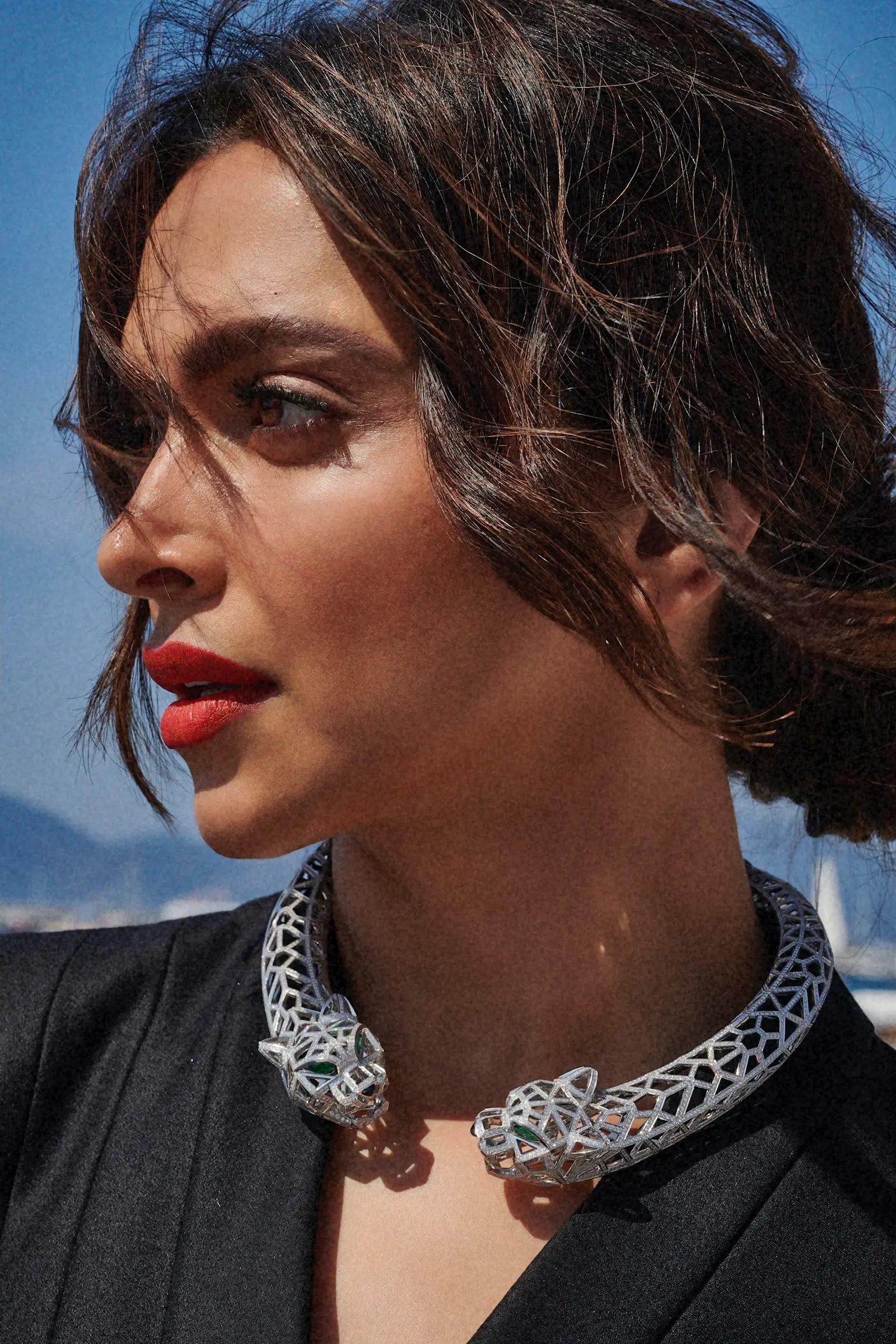 Deepika Padukone đeo trang sức Panthère de Cartier