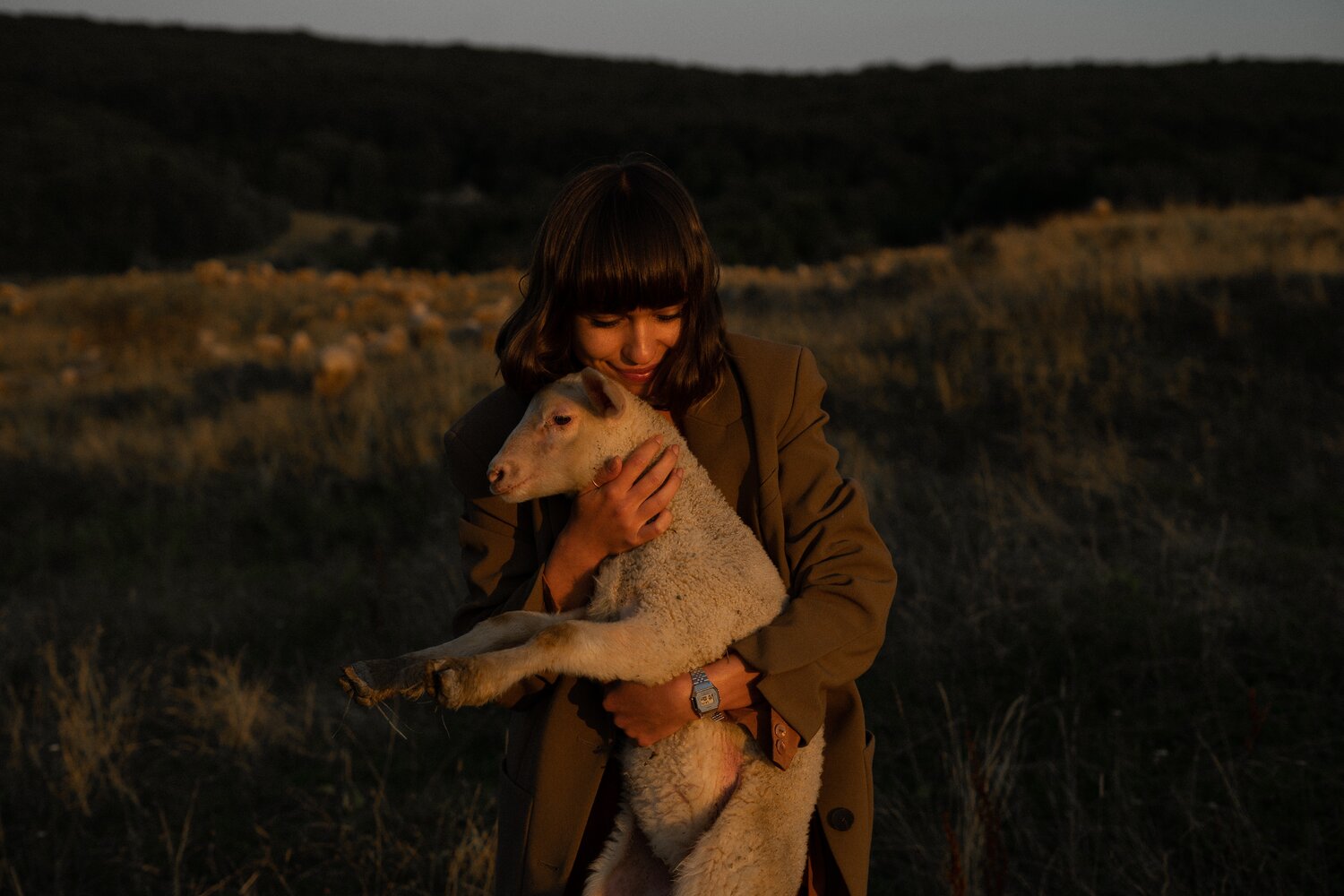 cô gái ôm chú cừu cung hoàng đạo 