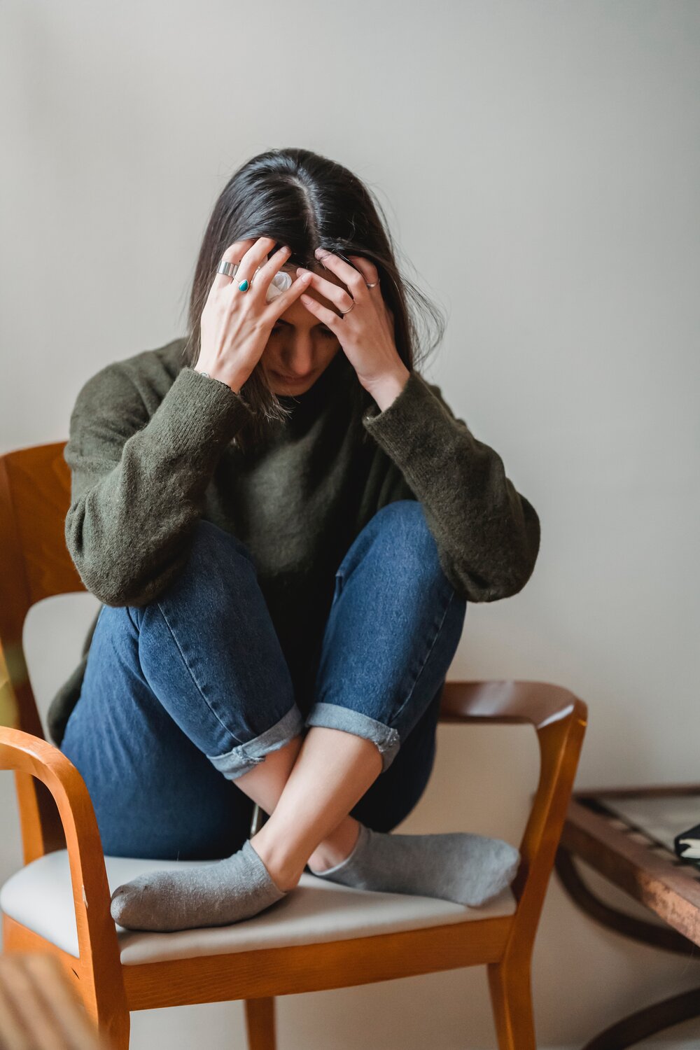 cô gái ôm đầu buồn bã nhạy cảm