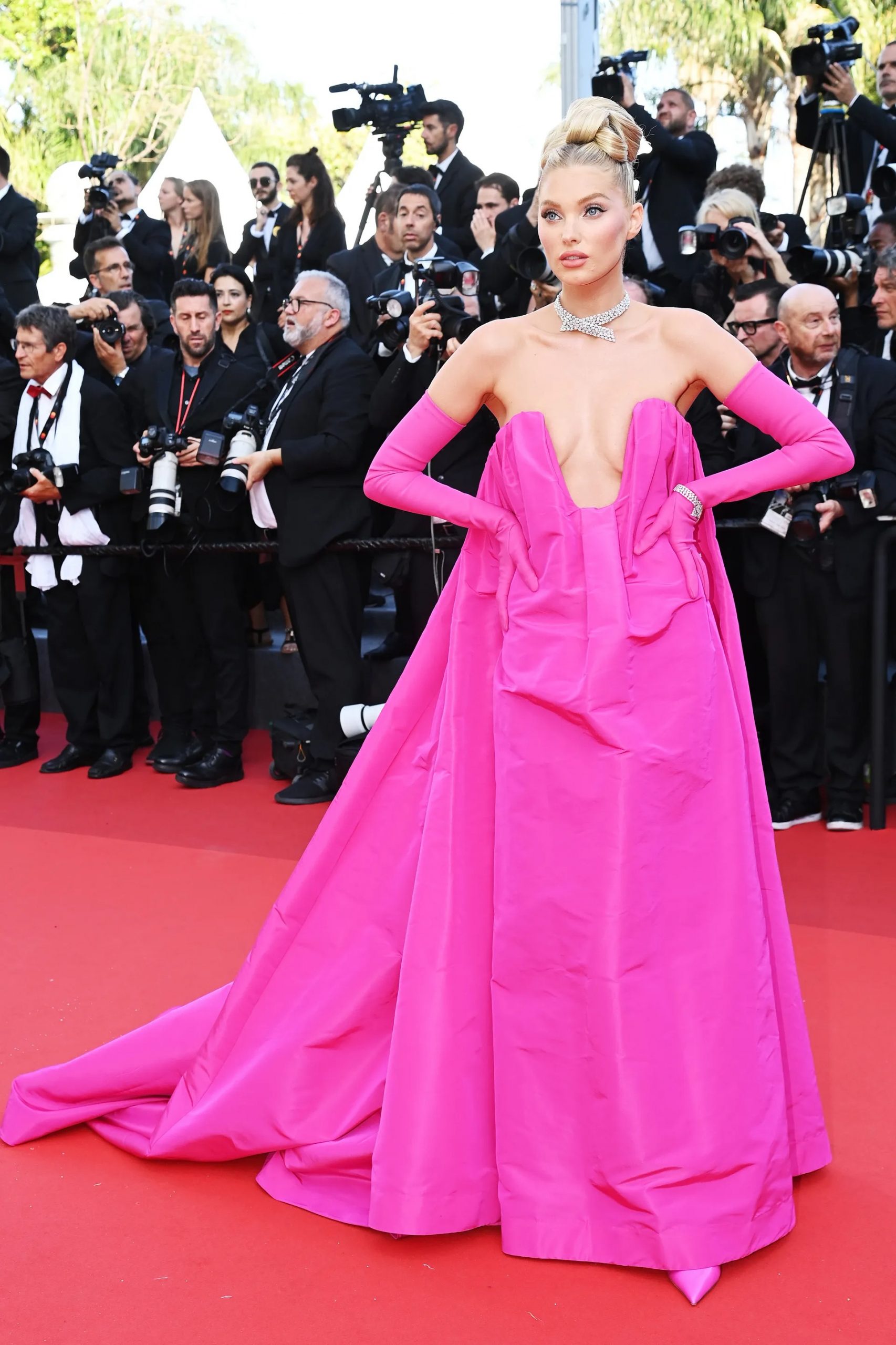 Elsa Hosk mặc thiết kế màu hồng của Valentino