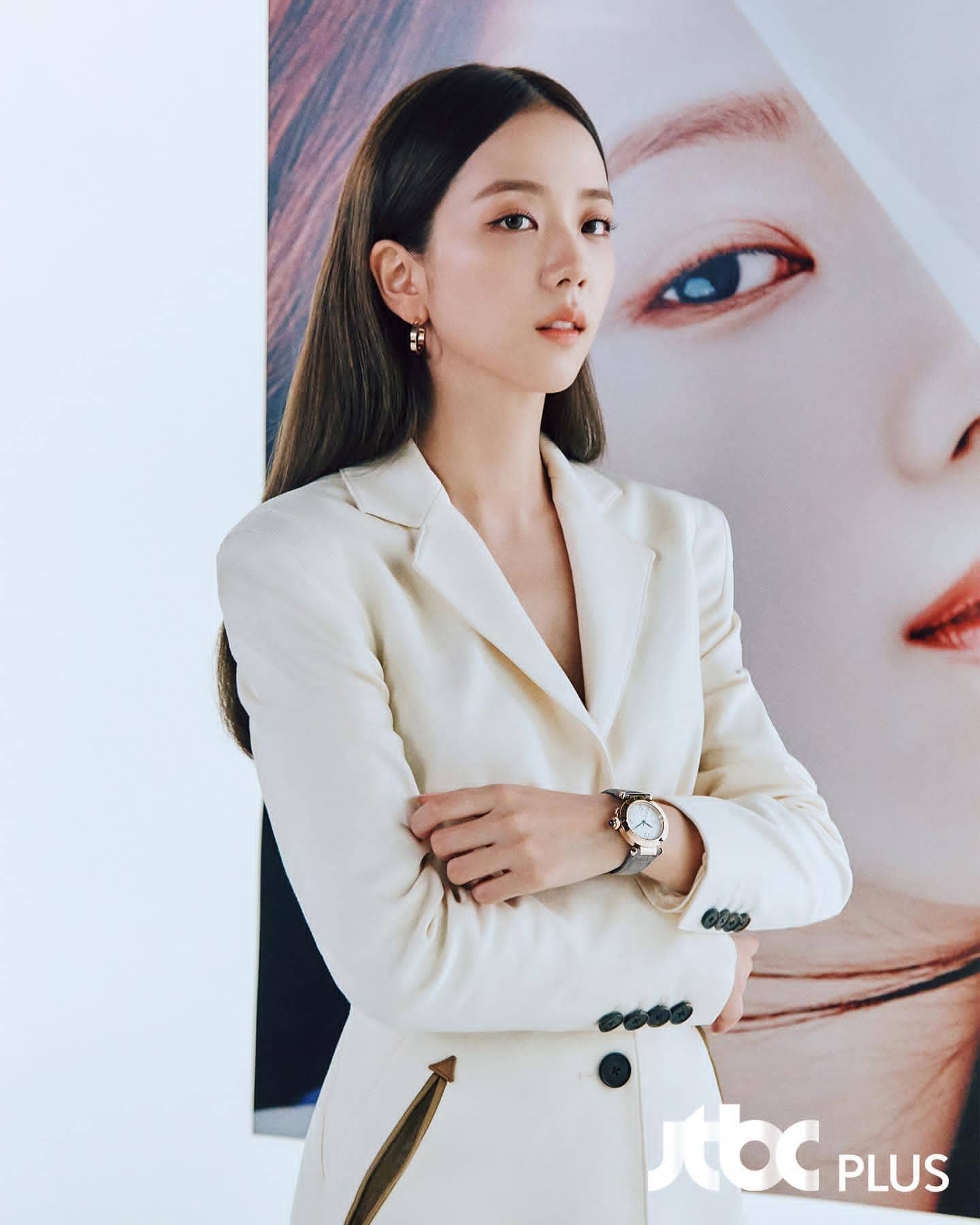 BLACKPINK Jisoo đeo đồng hồ cao cấp của Cartier