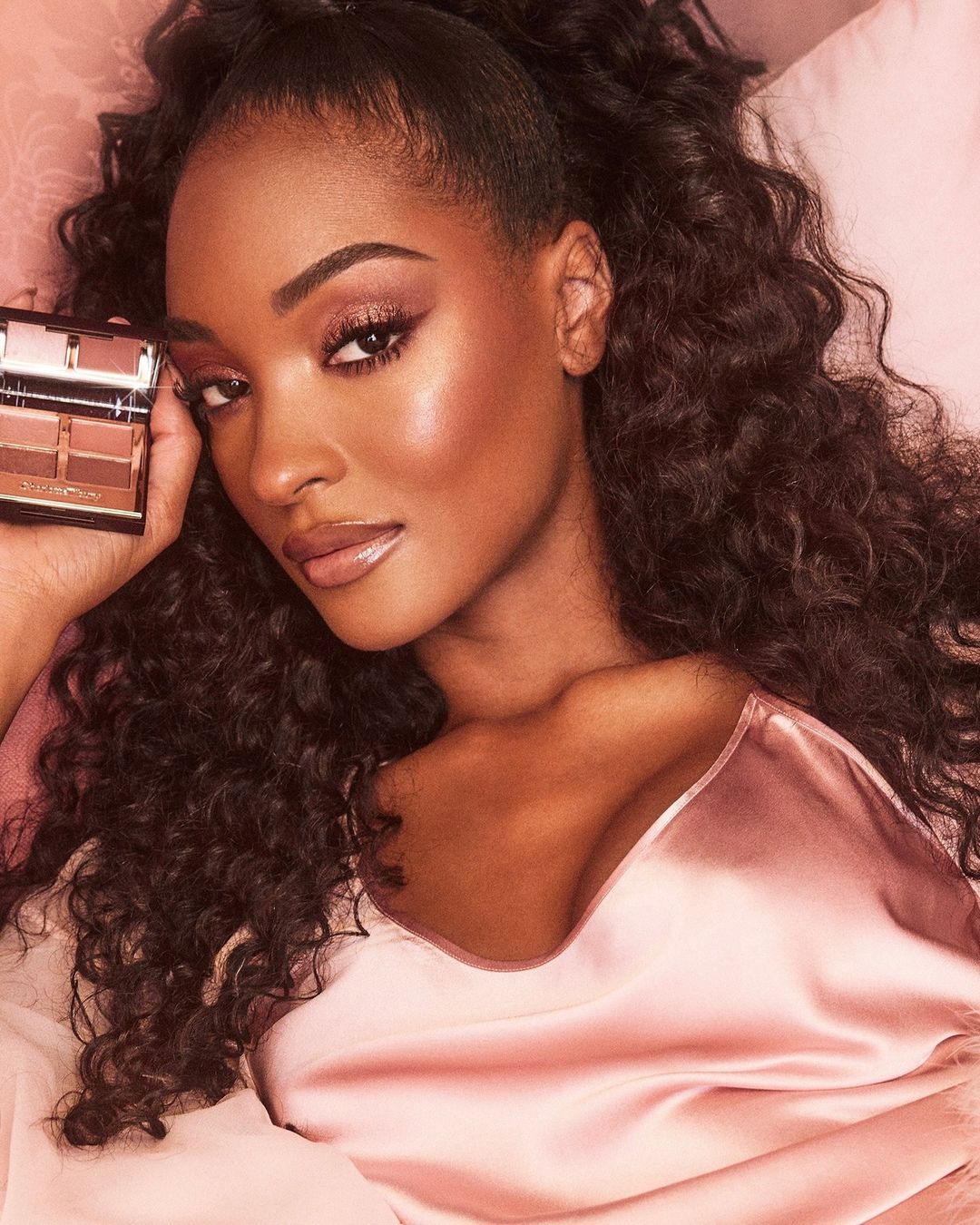 Jourdan Dunn và Charlotte Tilbury Luxury Palette Pillow Talk Dreams