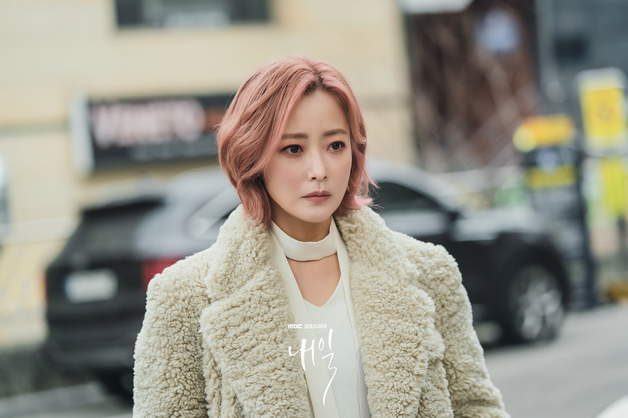 Kim Hee Sun và tóc layer ngắn hồng khói