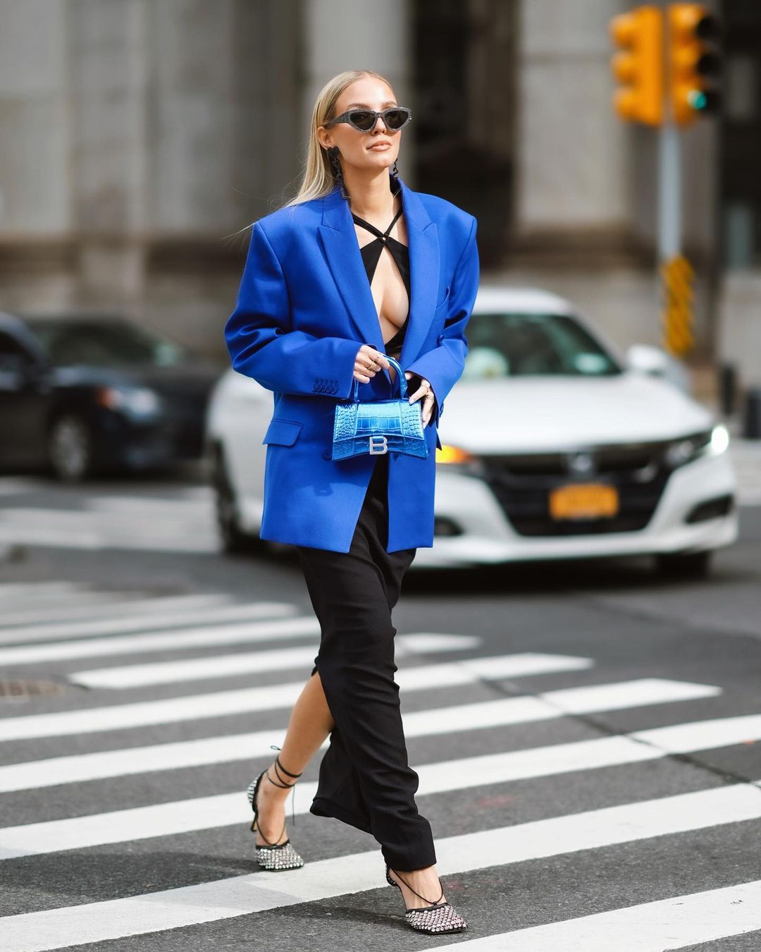Cobalt blue is the best choice for dark-skinned girls