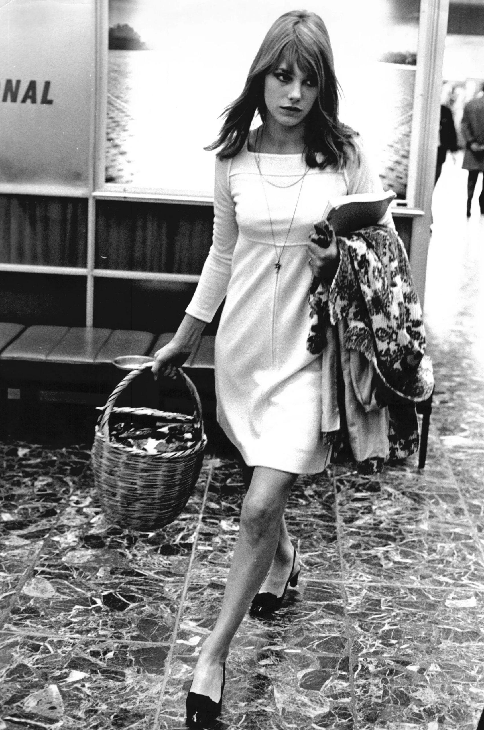 Jane Birkin cổ điển với đầm mini