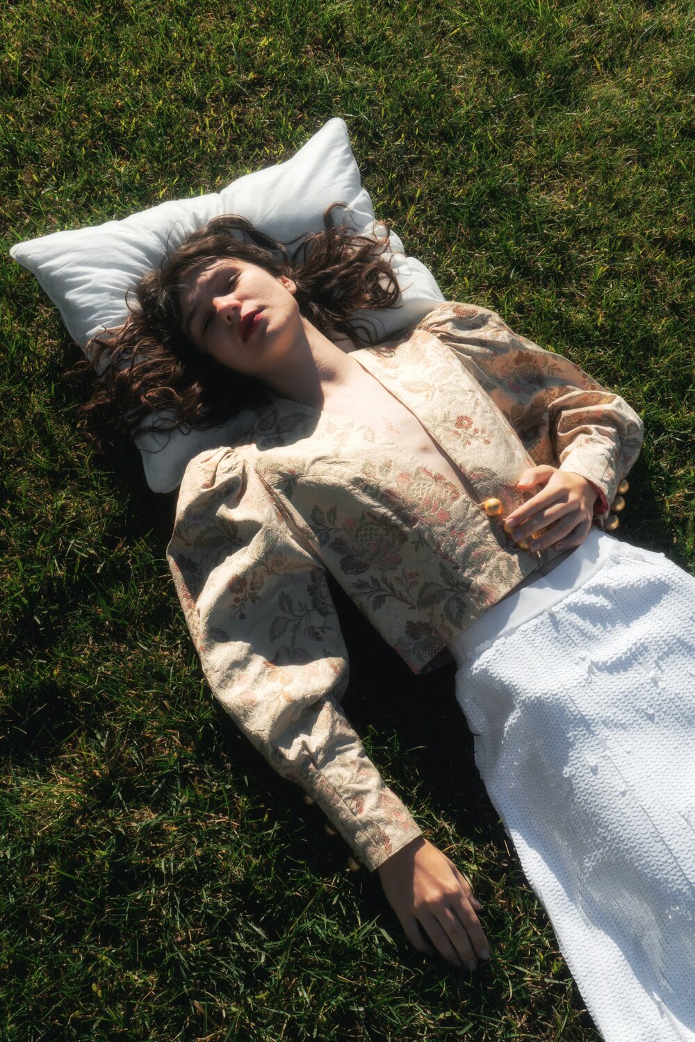 cô gái nằm trên bãi cỏ trong bài trắc nghiệm hình ảnh
