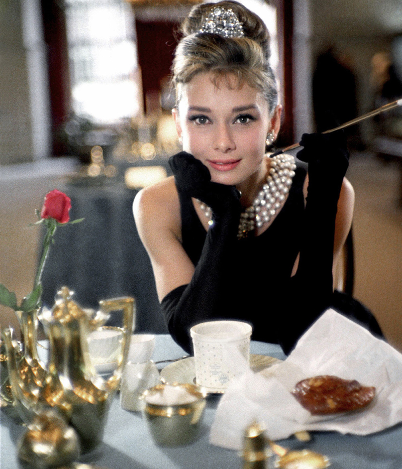 vẻ đẹp cổ điển của Audrey Hepburn