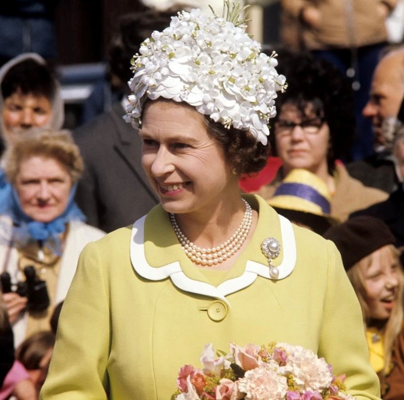 Nữ hoàng Elizabeth đội nón kết hoa