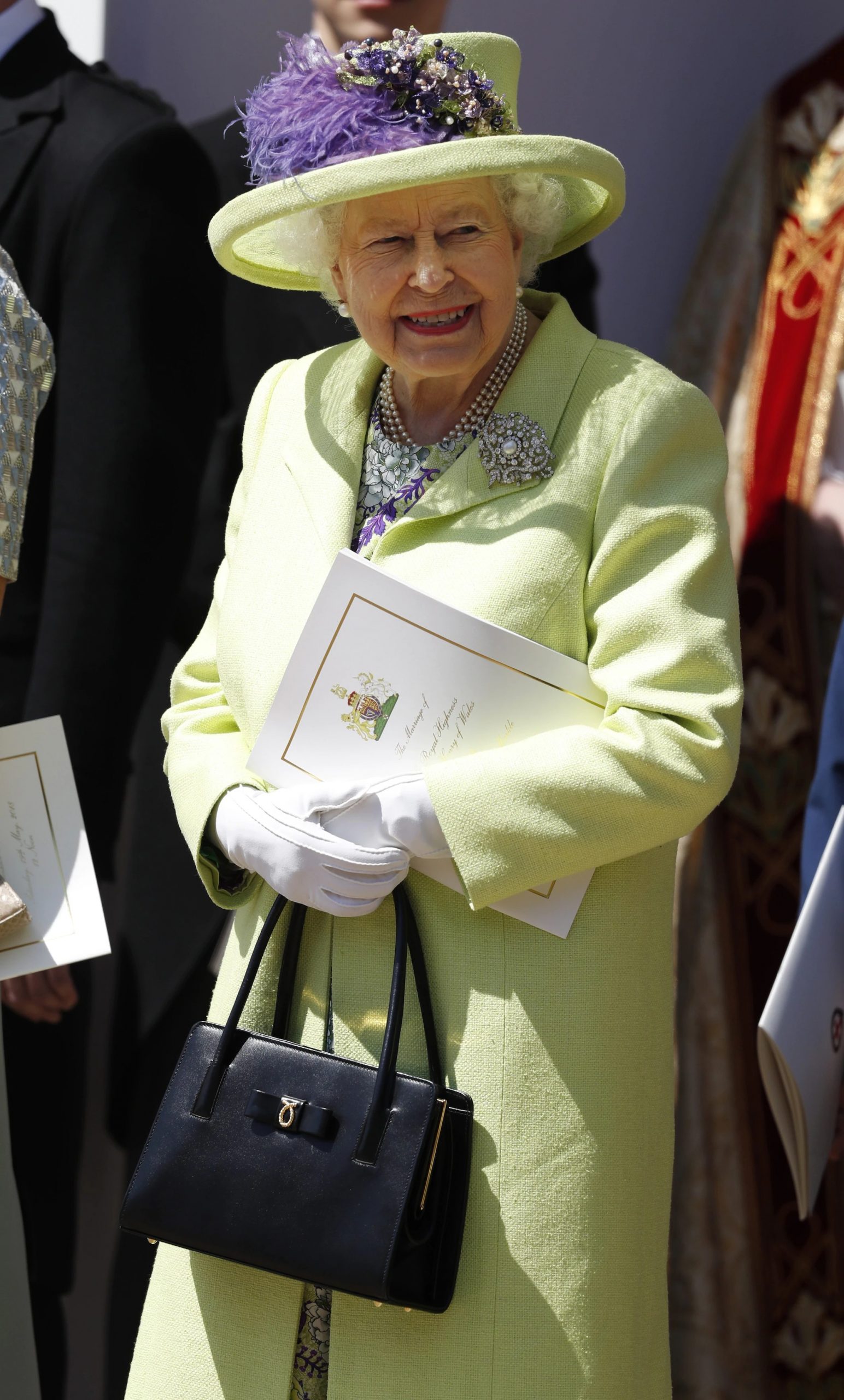 Nữ hoàng Anh đeo túi Launer