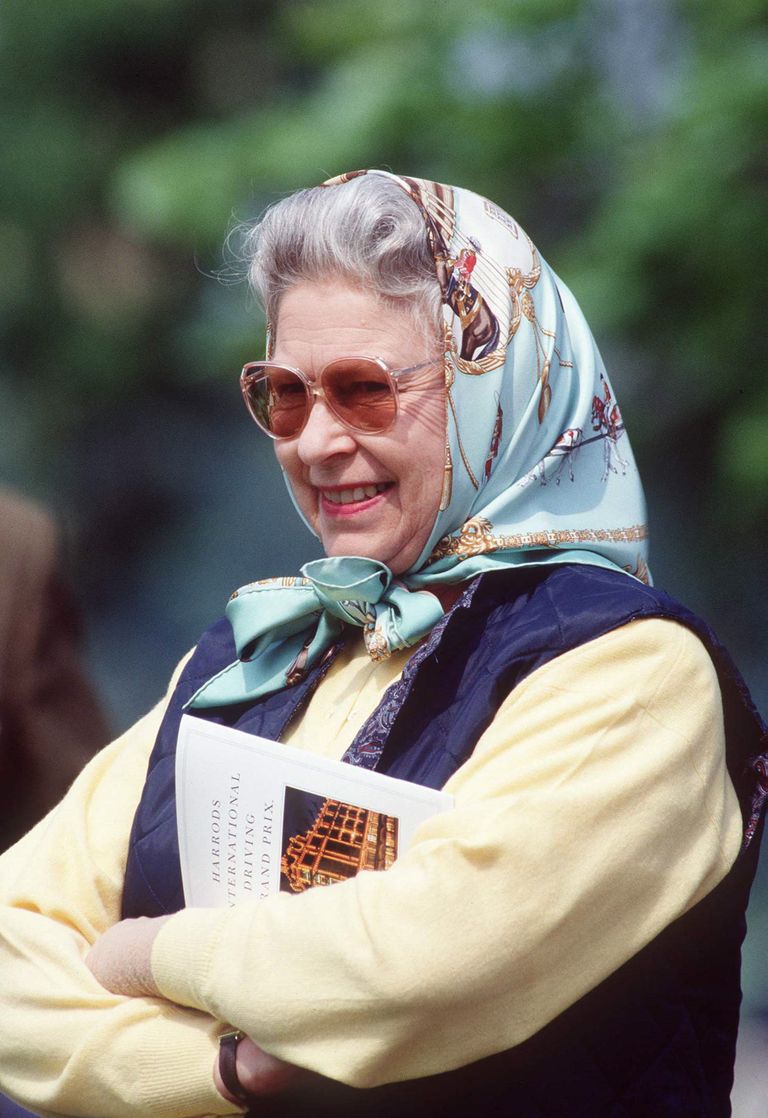 Nữ hoàng Elizabeth II đeo khăn lụa họa tiết