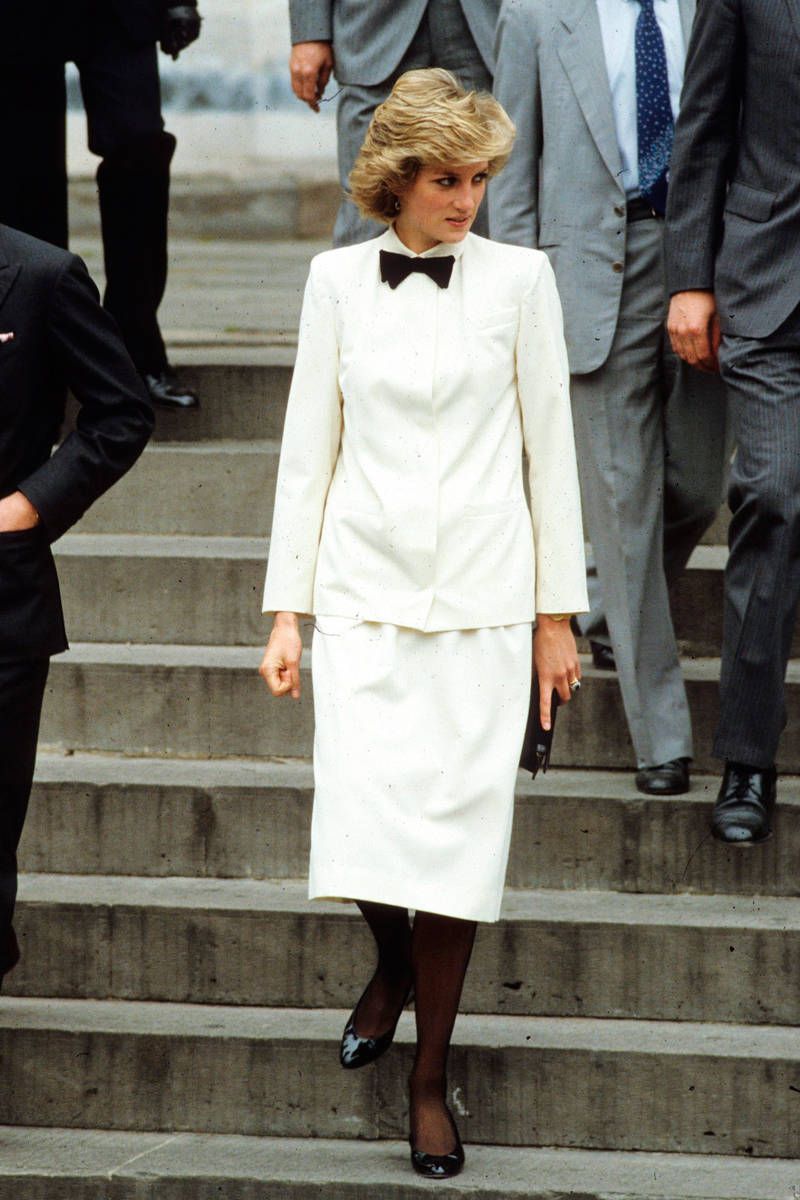 Công nương Diana trong bộ suit trắng