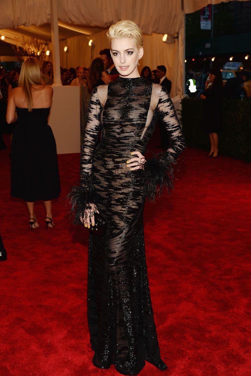 Anne Hathaway tai Met Gala 2013 - 10 khoảnh khắc chứng minh Anne Hathaway là nữ hoàng của thời trang họa tiết
