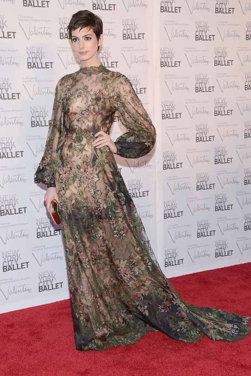 Hathaway trong su kien Ballet Fall Gala 2012 - 10 khoảnh khắc chứng minh Anne Hathaway là nữ hoàng của thời trang họa tiết