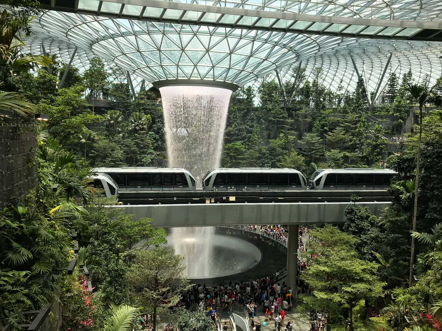 Thác nước rain vortex ở Singapore