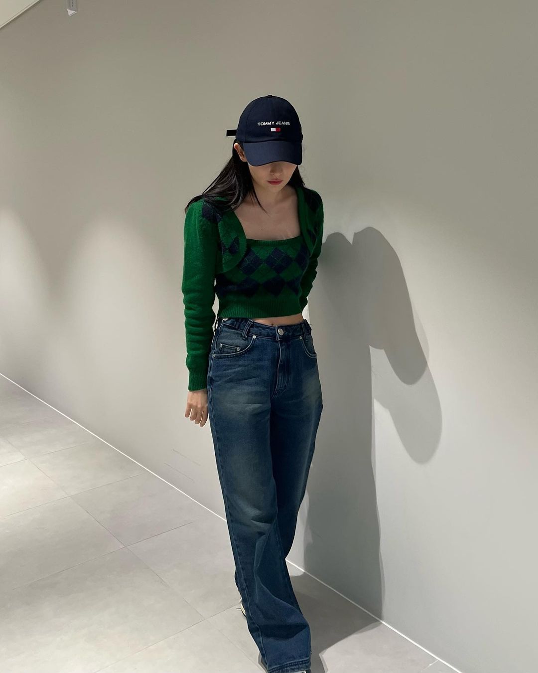 Seulgi crop top phối jeans và mũ lưỡi trai 